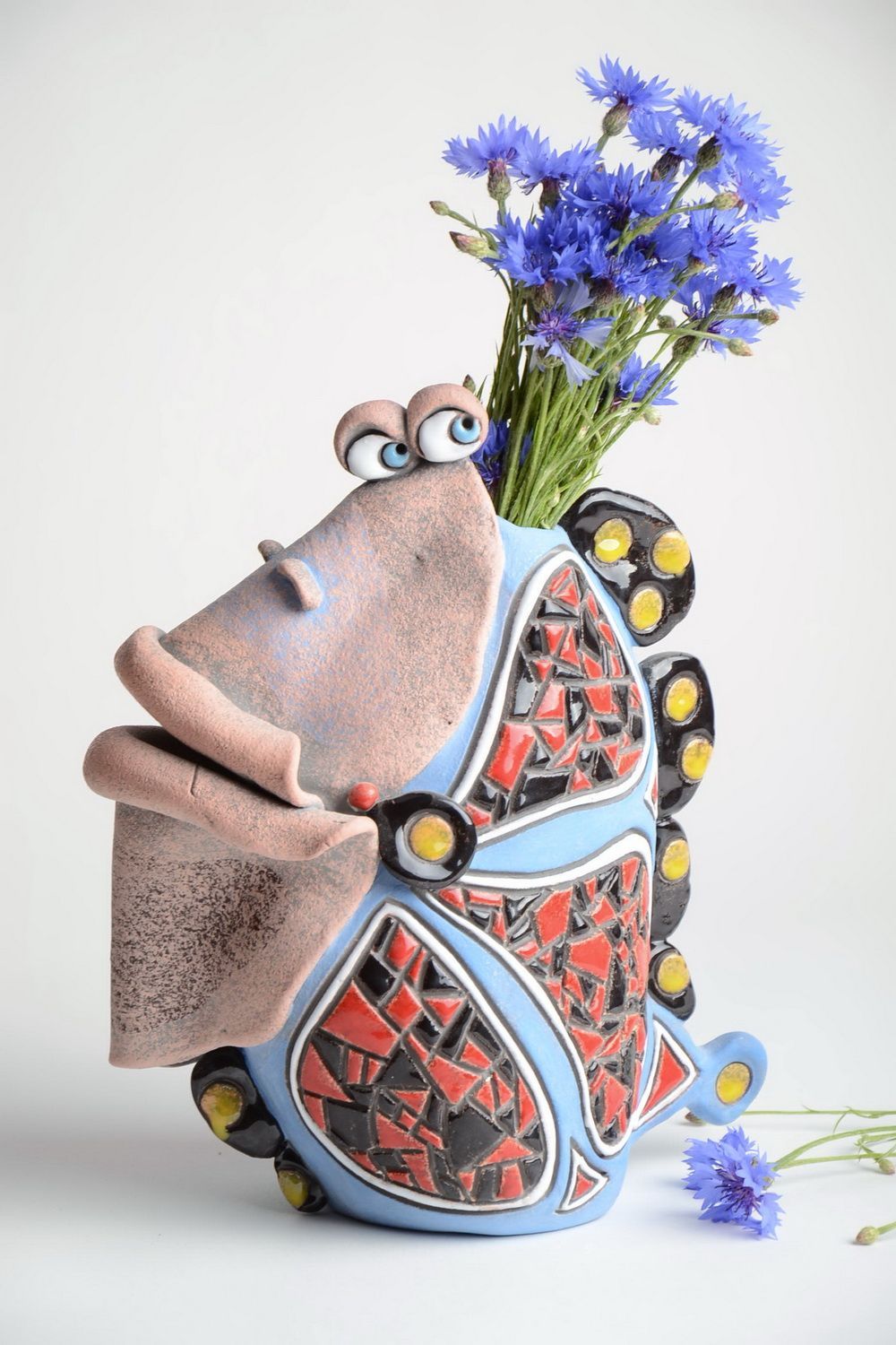 Originelle Vase handmade aus Ton in Form vom Fisch mit Pigmenten bemalt foto 1