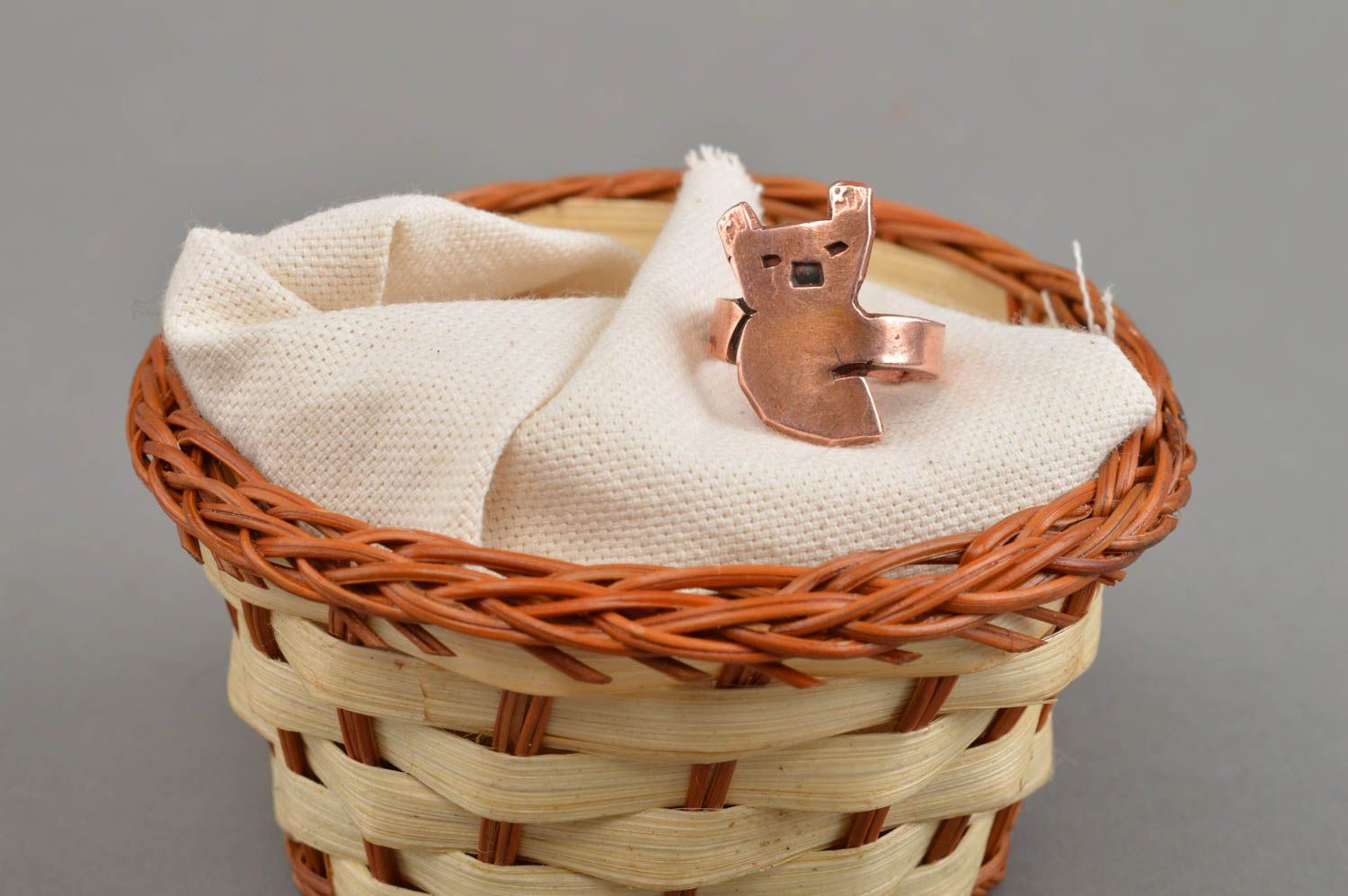 Металлическое кольцо из меди ручной работы в виде стилизованного мишки фото 1