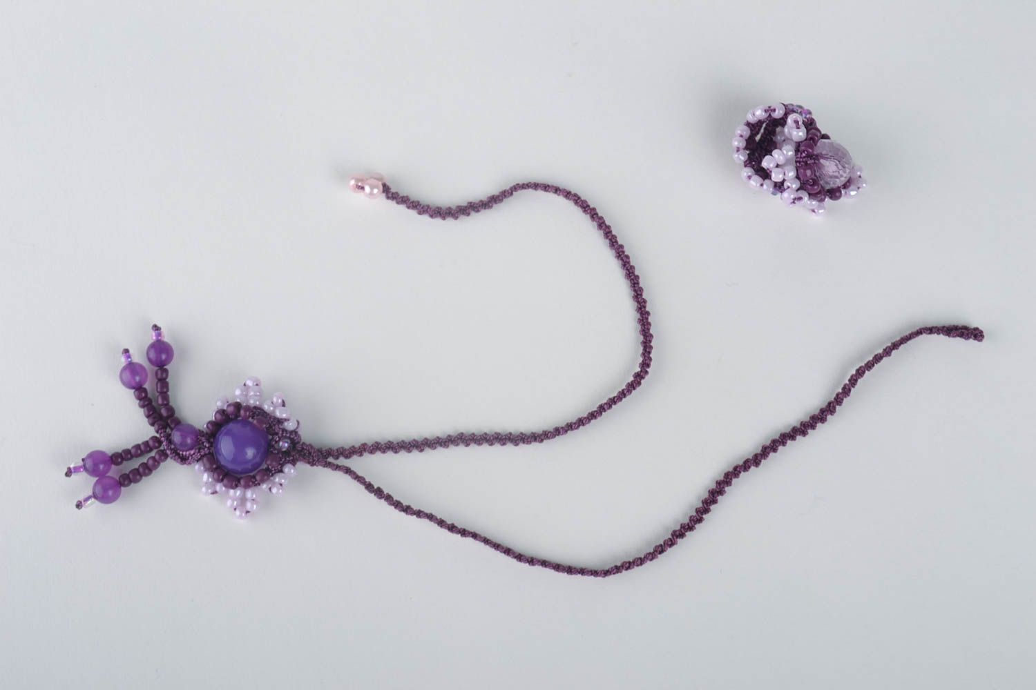 Pendentif macramé Bague femme Bijoux fait main violets en fils synthétiques photo 2