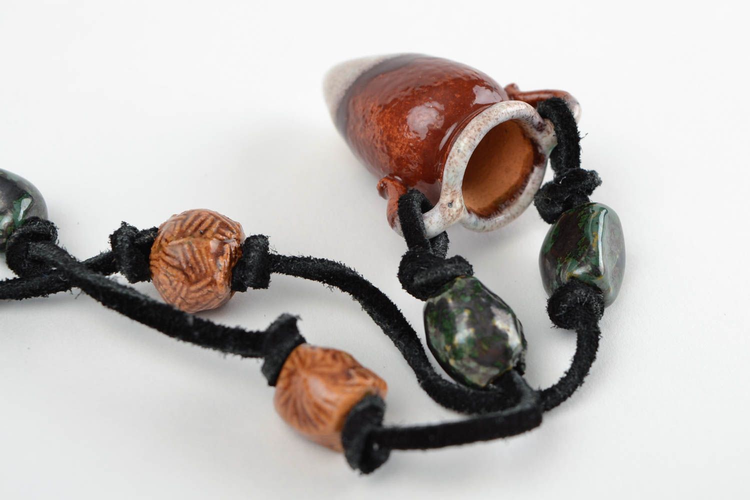 Глиняный аромакулон кулон ручной работы украшение на шею на шнурке черного цвета фото 5