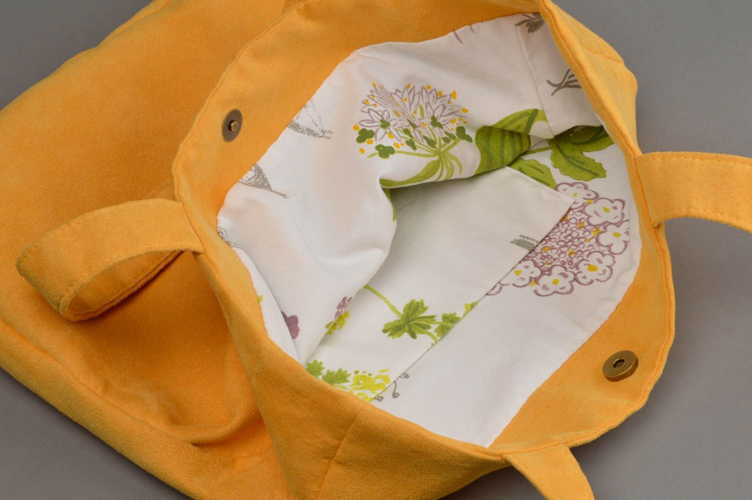 Желтая модная сумка из искусственной замши ручной работы объемная с карманом фото 3