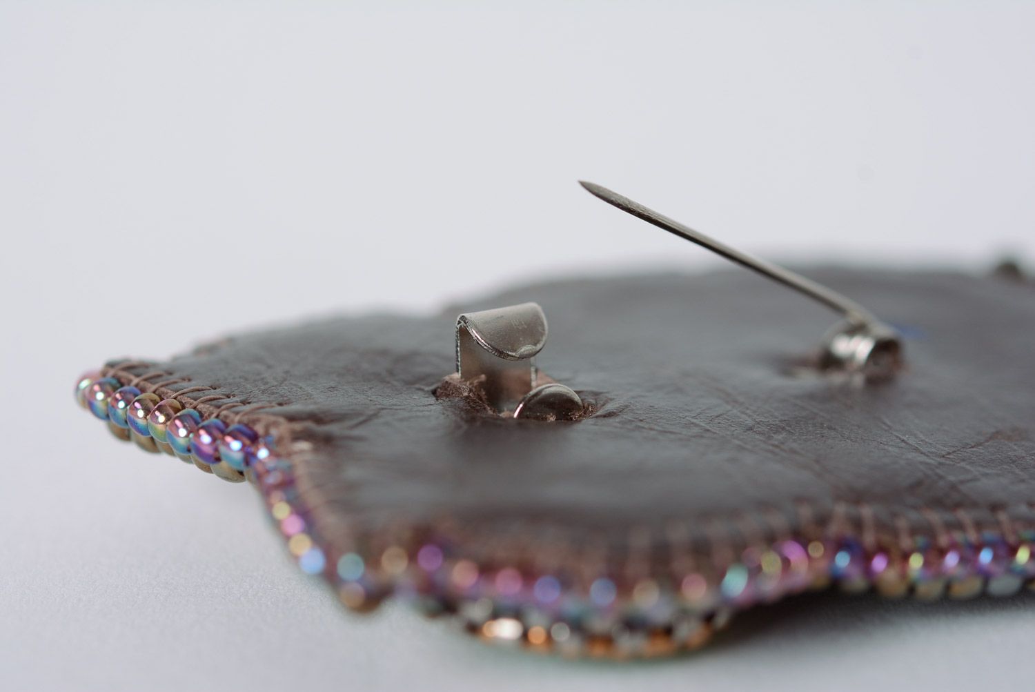 Broche en perles de rocaille avec broderie faite main sous forme de hibou photo 5