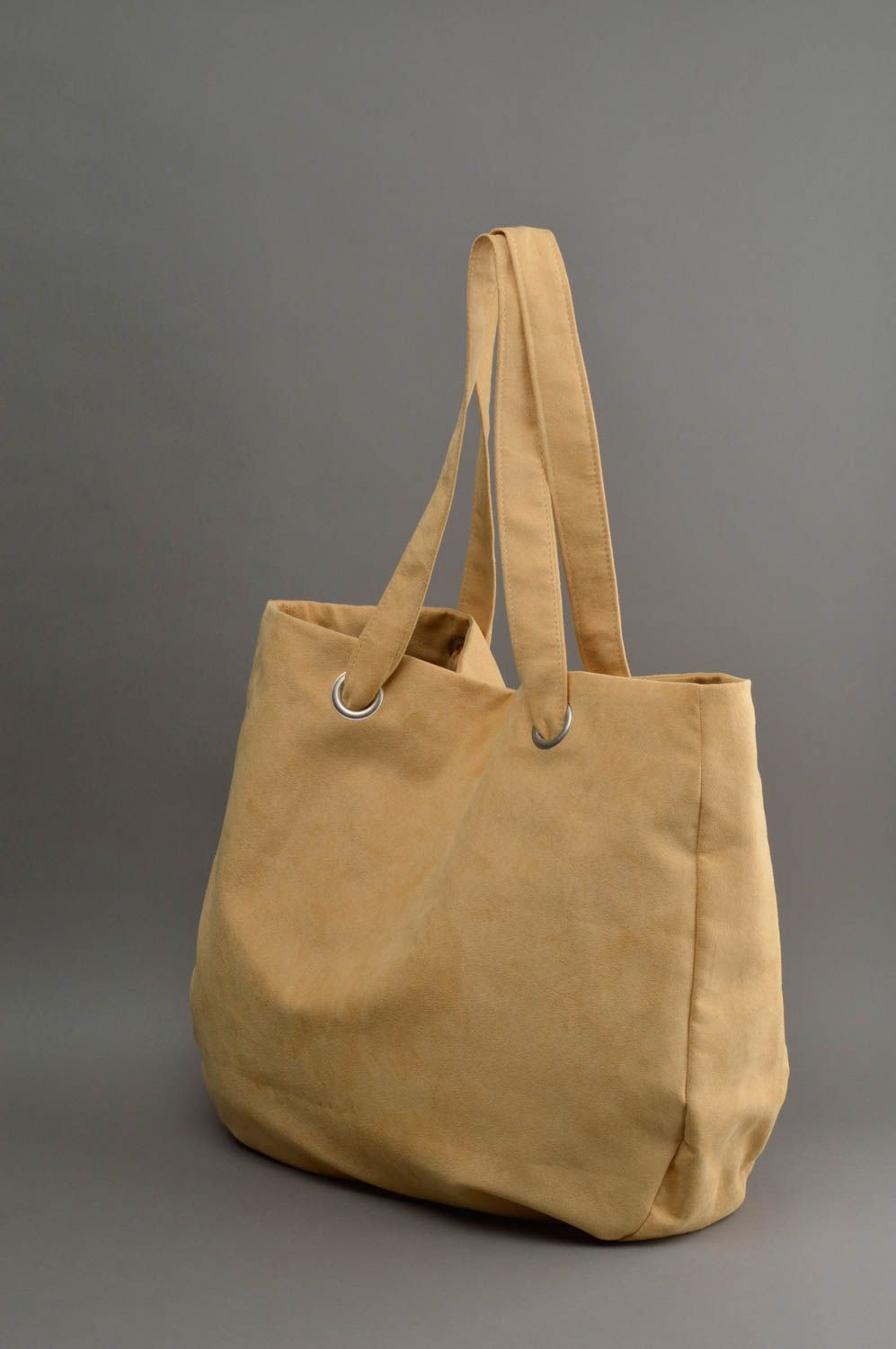 Вместительная женская сумка из ткани бежевая с двумя ручками аксессуар хенд мейд фото 2