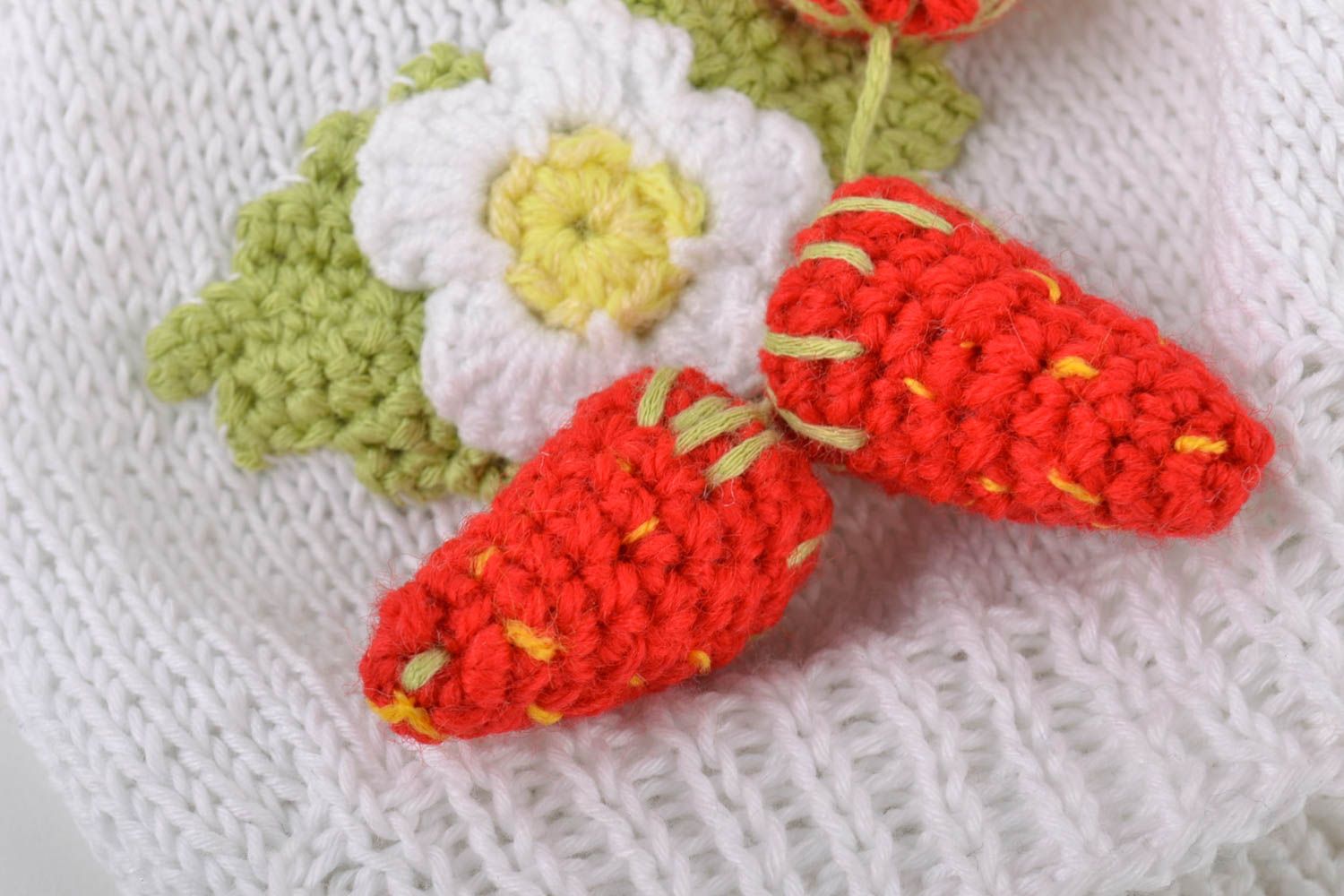 Bonnet tricoté à la main blanc en coton avec fraise et fleur pour enfant photo 3