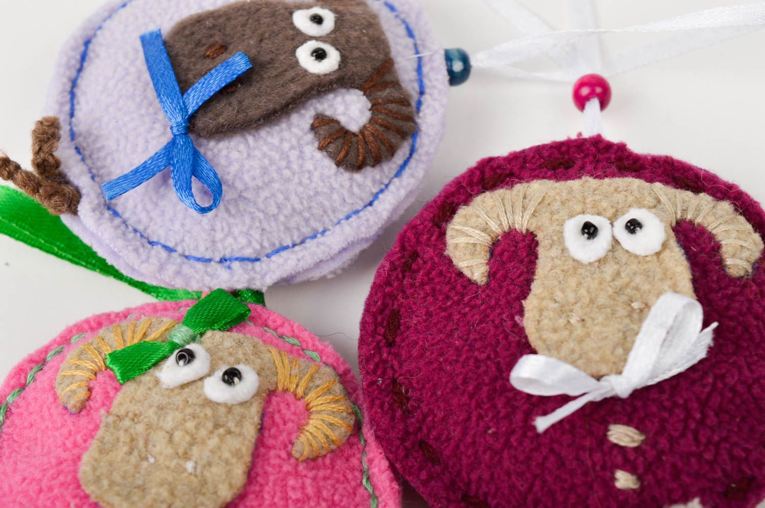 Брелки для ключей подарки ручной работы брелки-игрушки три овечки разноцветные фото 4