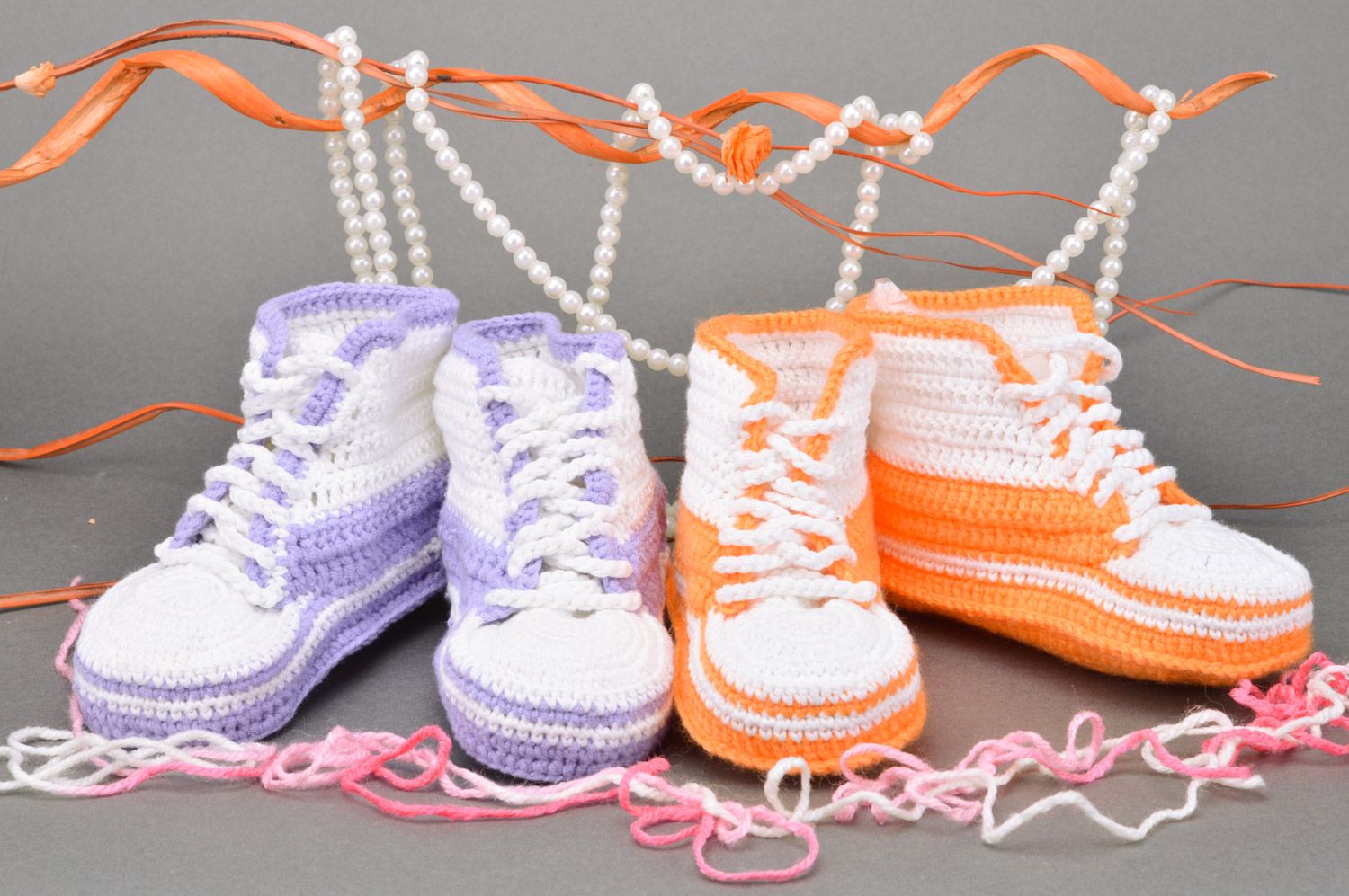 Patucos de bebé artesanales tejidos a ganchillo 2 pares anaranjados y violetas foto 1