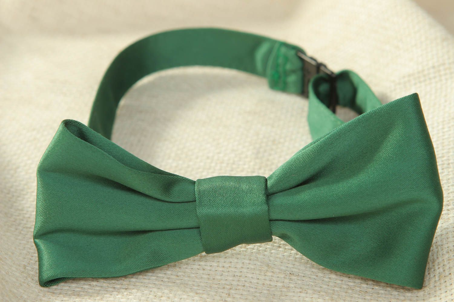Зеленый галстук-бабочка из атласа фото 2