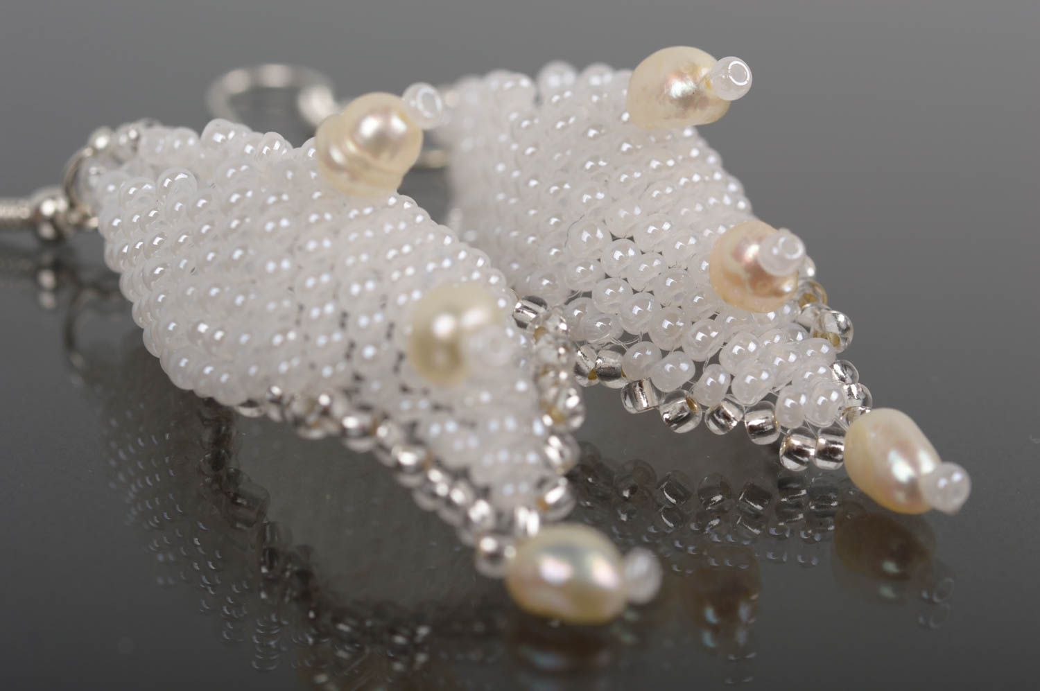 Boucles d'oreilles pendantes Bijou fait main Cadeau femme perles blanches photo 2