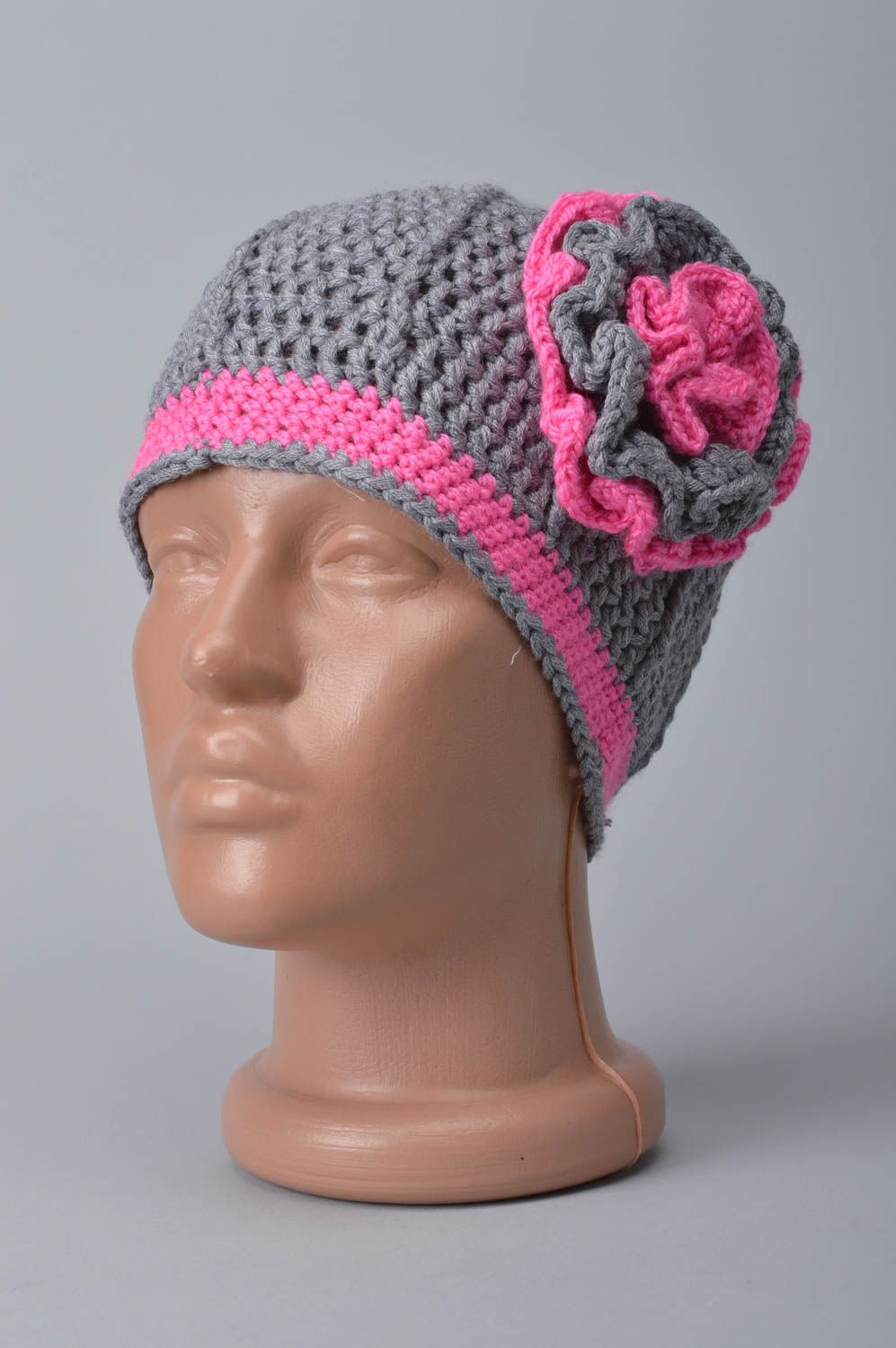 Bonnet tricot Accessoire d'hiver fait main Accessoire enfant rose gris Fleur photo 1