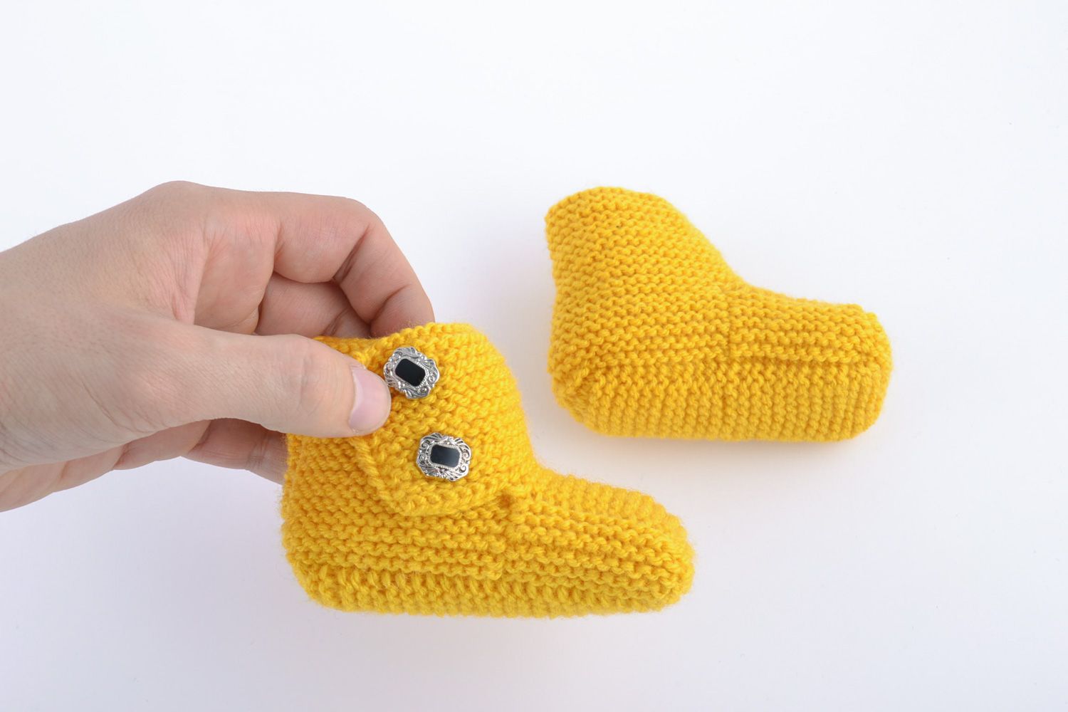 Petits chaussons de bébé tricotés jaunes faits main chauds originaux éclatants photo 5