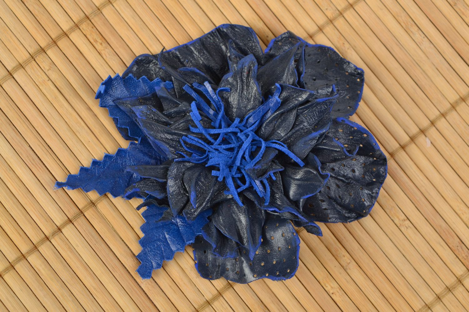 Брошь из кожи синяя в виде объемного цветка на булавке авторский аксессуар хенд мэйд фото 1