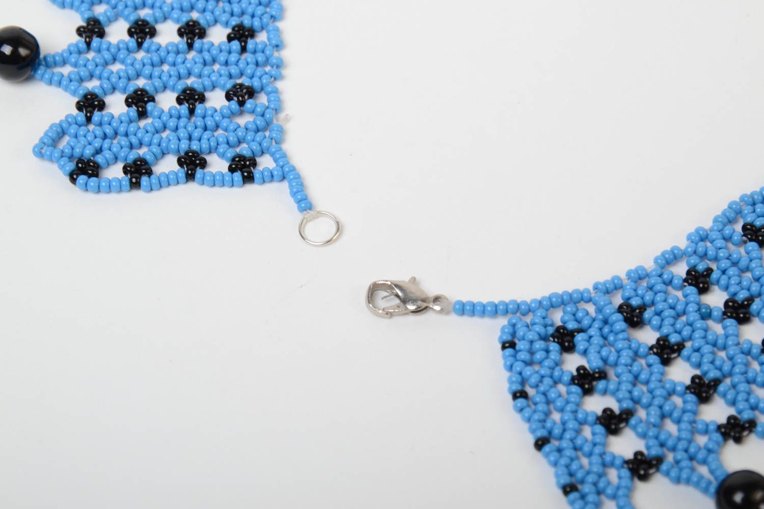 Ожерелье из бисера голубое с черным красивое стильное необычное ручной работы фото 3