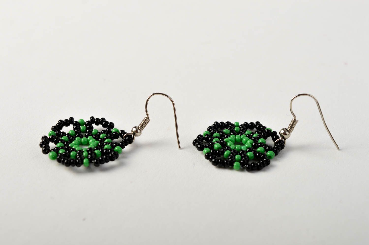 Бижутерия ручной работы бисерные серьги черно зеленые модные серьги ажурные фото 3