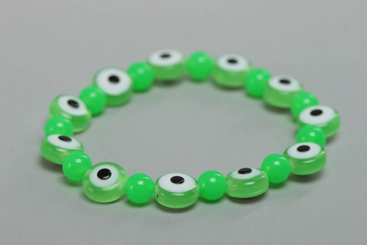 Nice green handmade children's wrist bracelet with resin and plastic beads photo 3