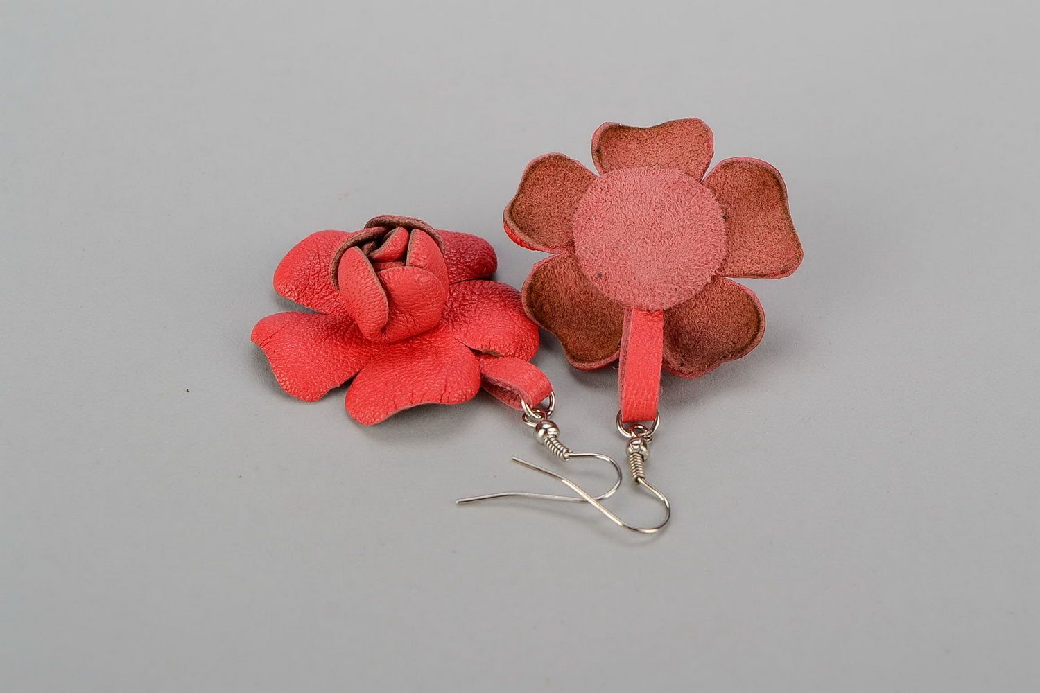Leder-Ohrringe in Form der Blume foto 4