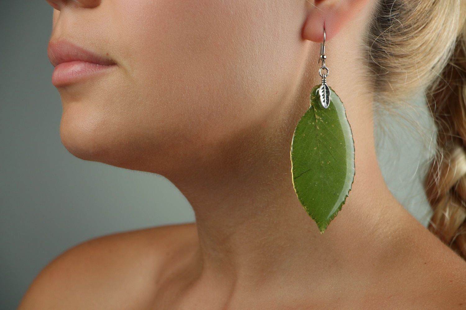 Grüne Ohrringe mit Epozidharz Blätter von Rüster foto 4