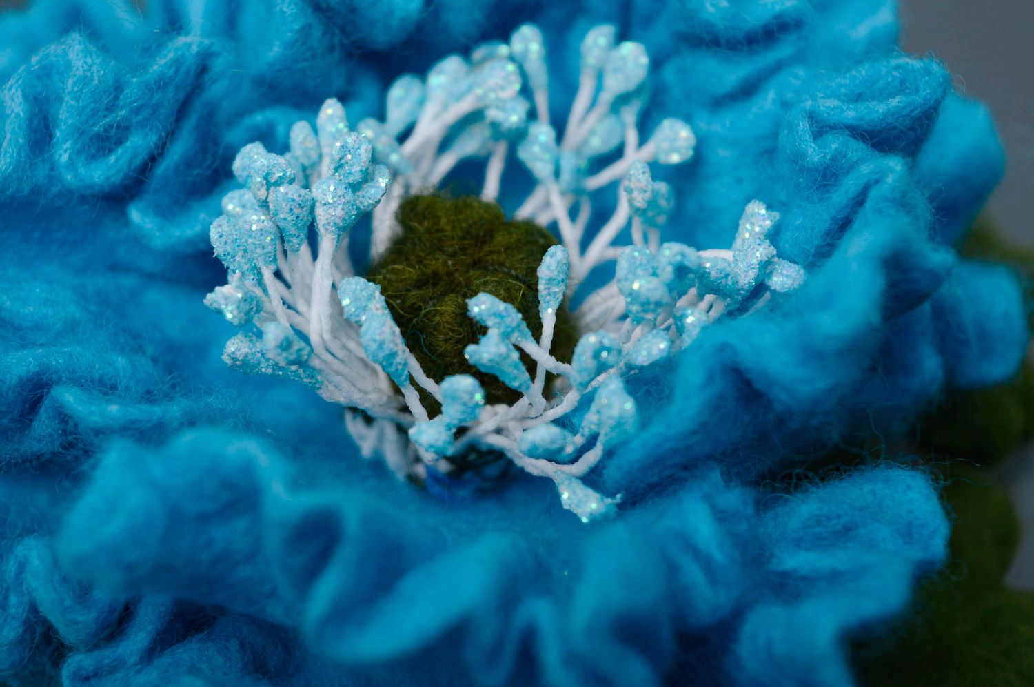 Broche en laine feutrée faite main Fleur bleue photo 2