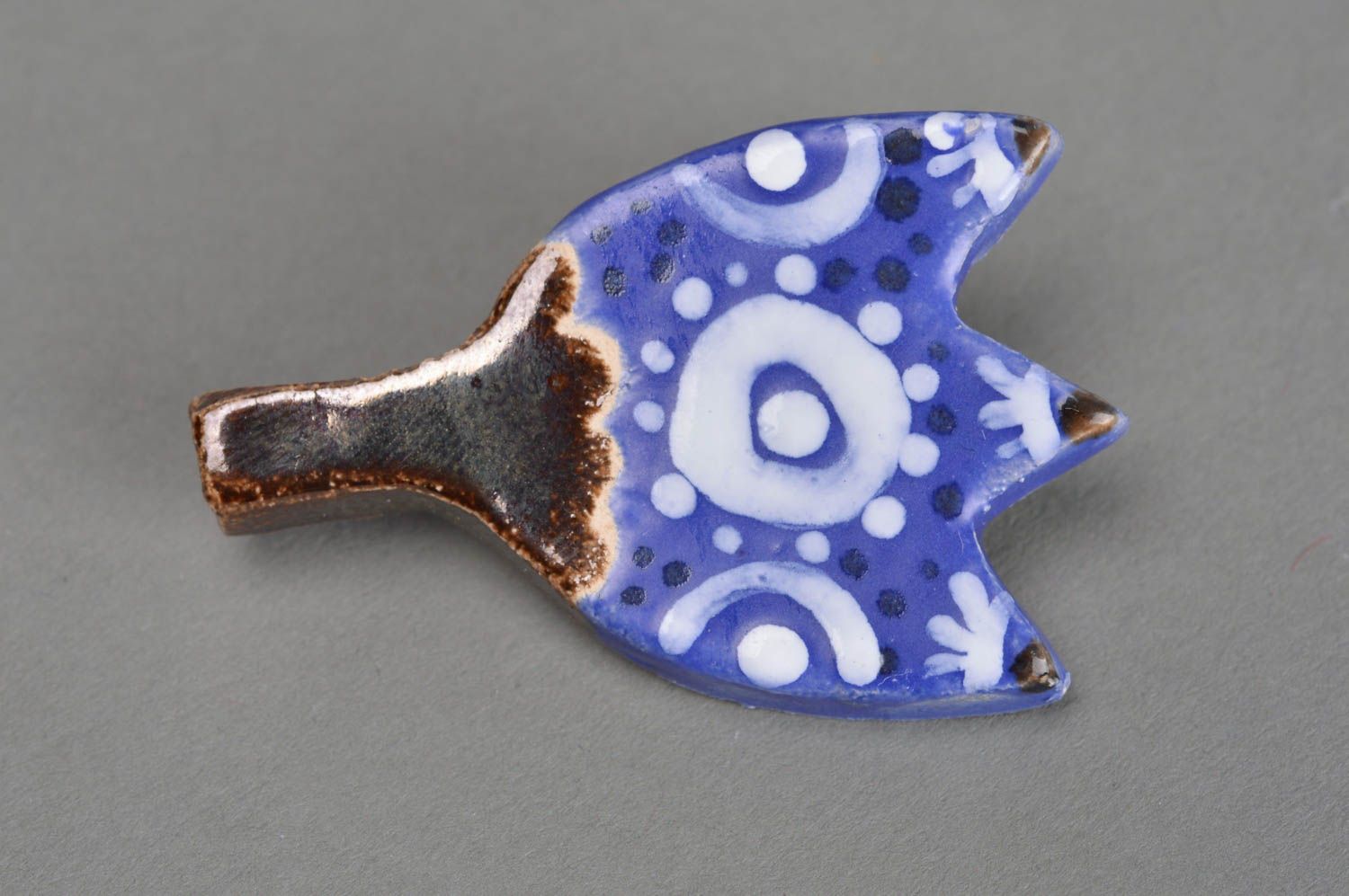 Глиняная брошь ручной работы в виде тюльпана в орнаментом в голубых тонах фото 1