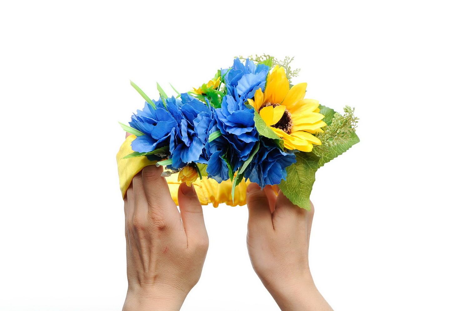 Corona ucraniana con flores artificiales foto 2