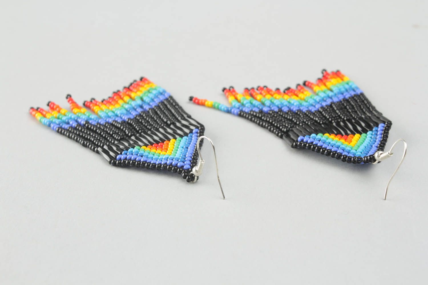 Brincos artesanais de pérolas  multi coloridos reminiscência do arco-íris foto 2