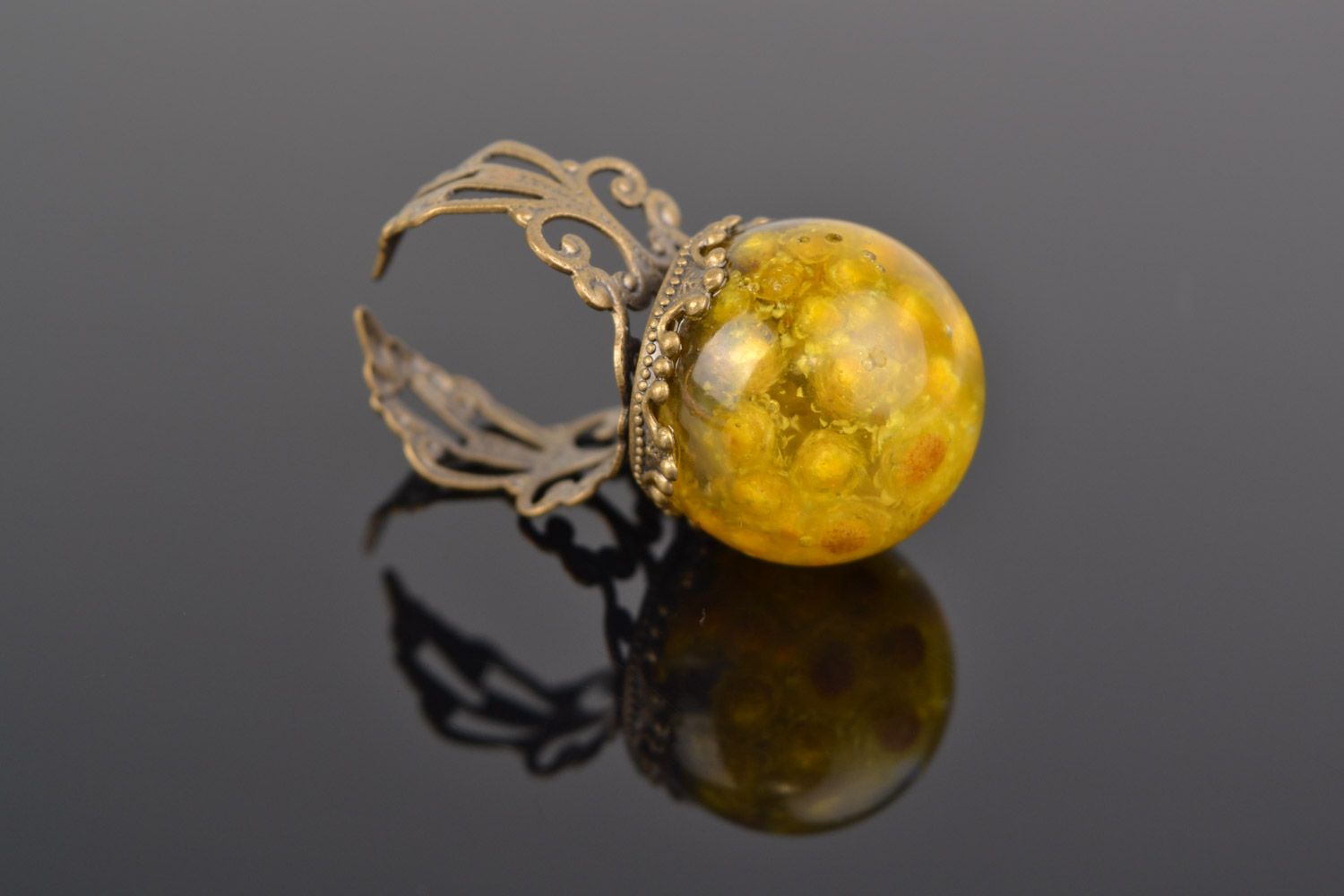 Stilvoller handmade Ring in Gelb mit echten Blumen im Epoxidharz für Mädchen  foto 3