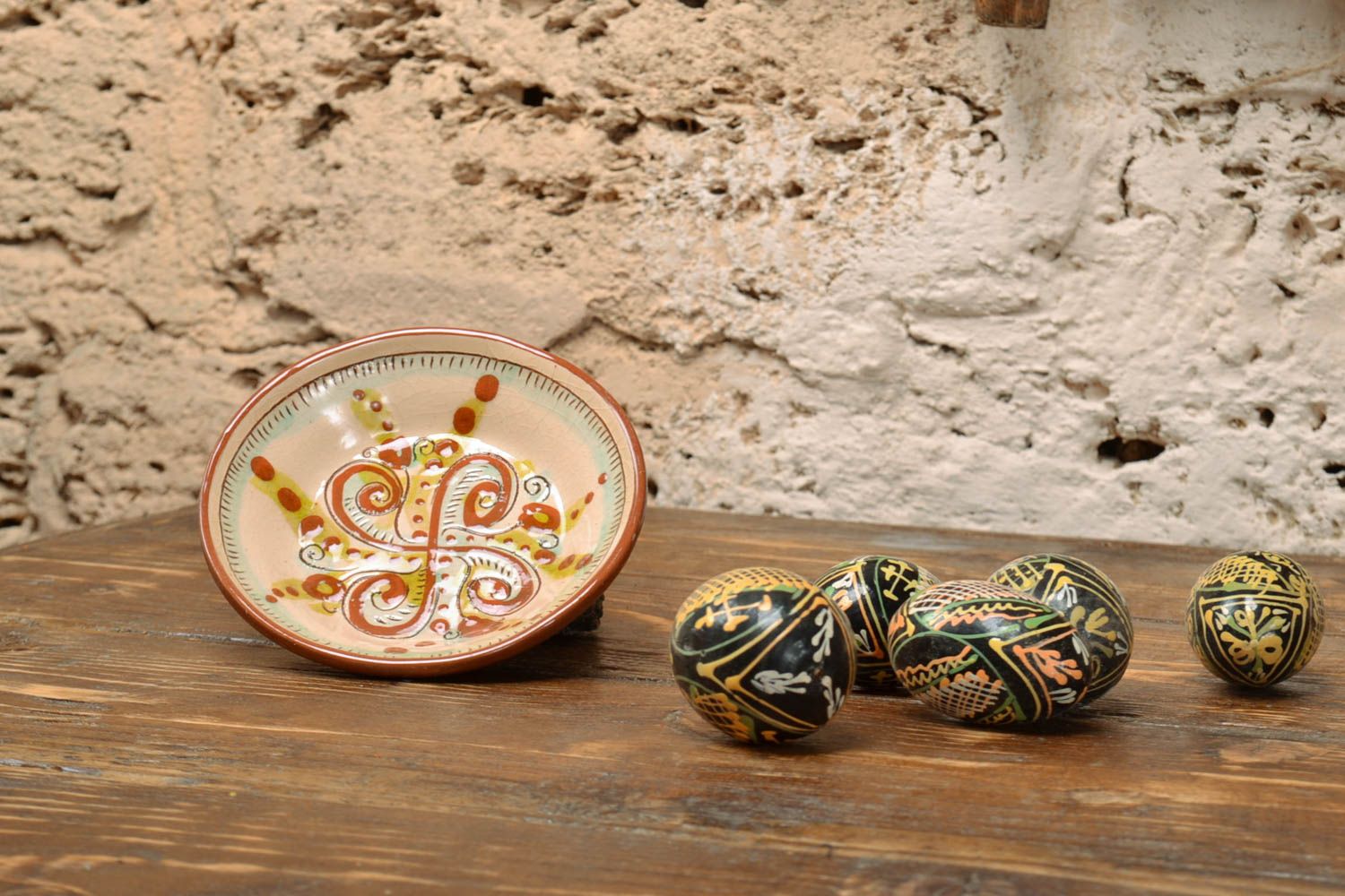 Petite assiette en céramique avec jolie peinture faite main décorative photo 1