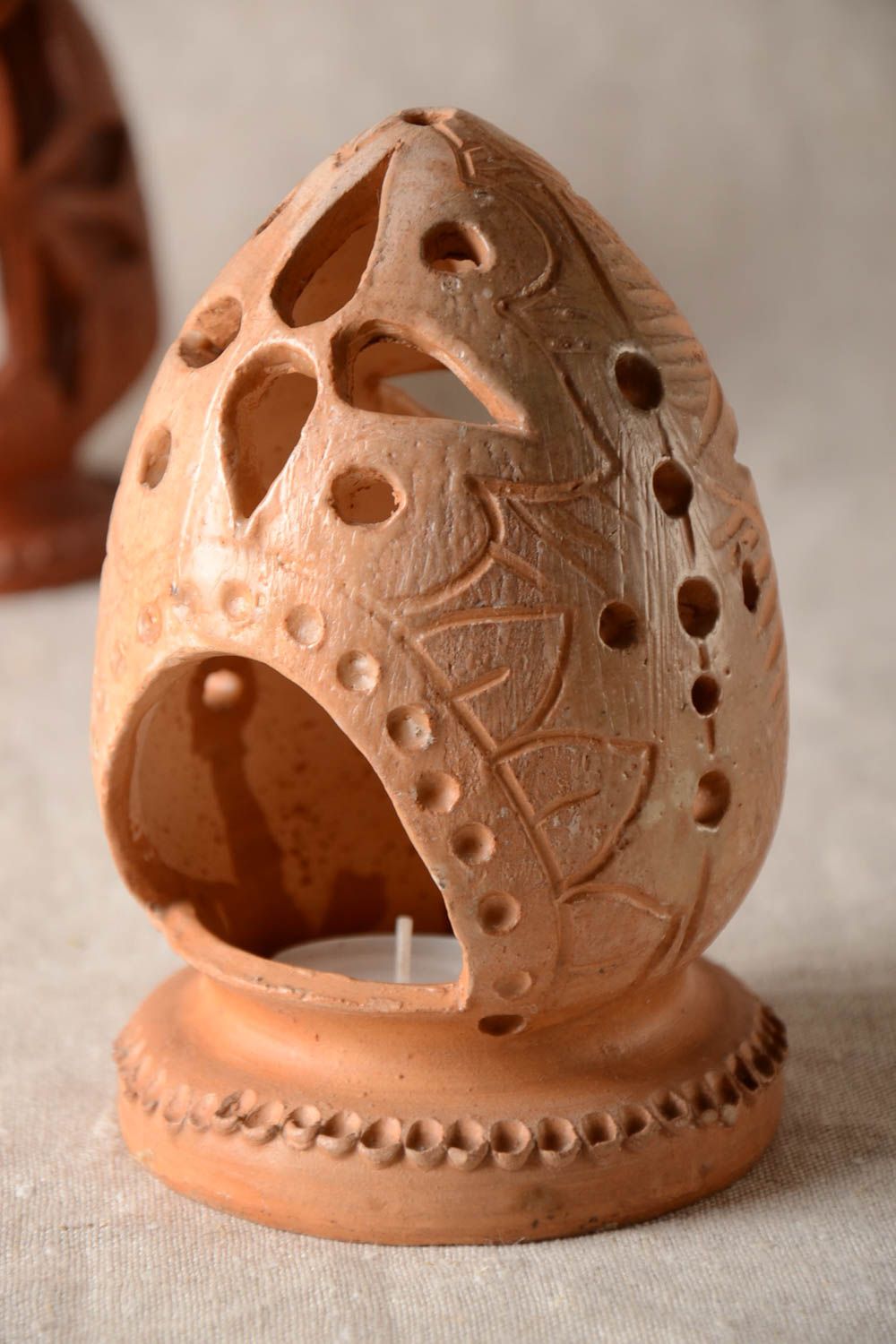Глиняный подсвечник в форме яйца ручной работы покрытый воском красивый фото 1