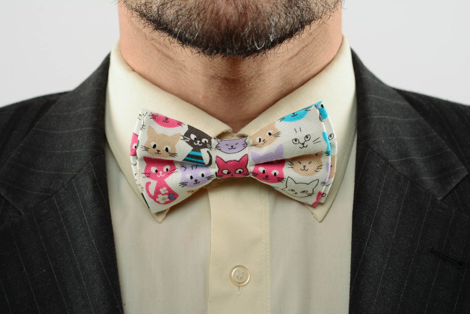 Gravata borboleta costurada de tecido Gatos foto 1