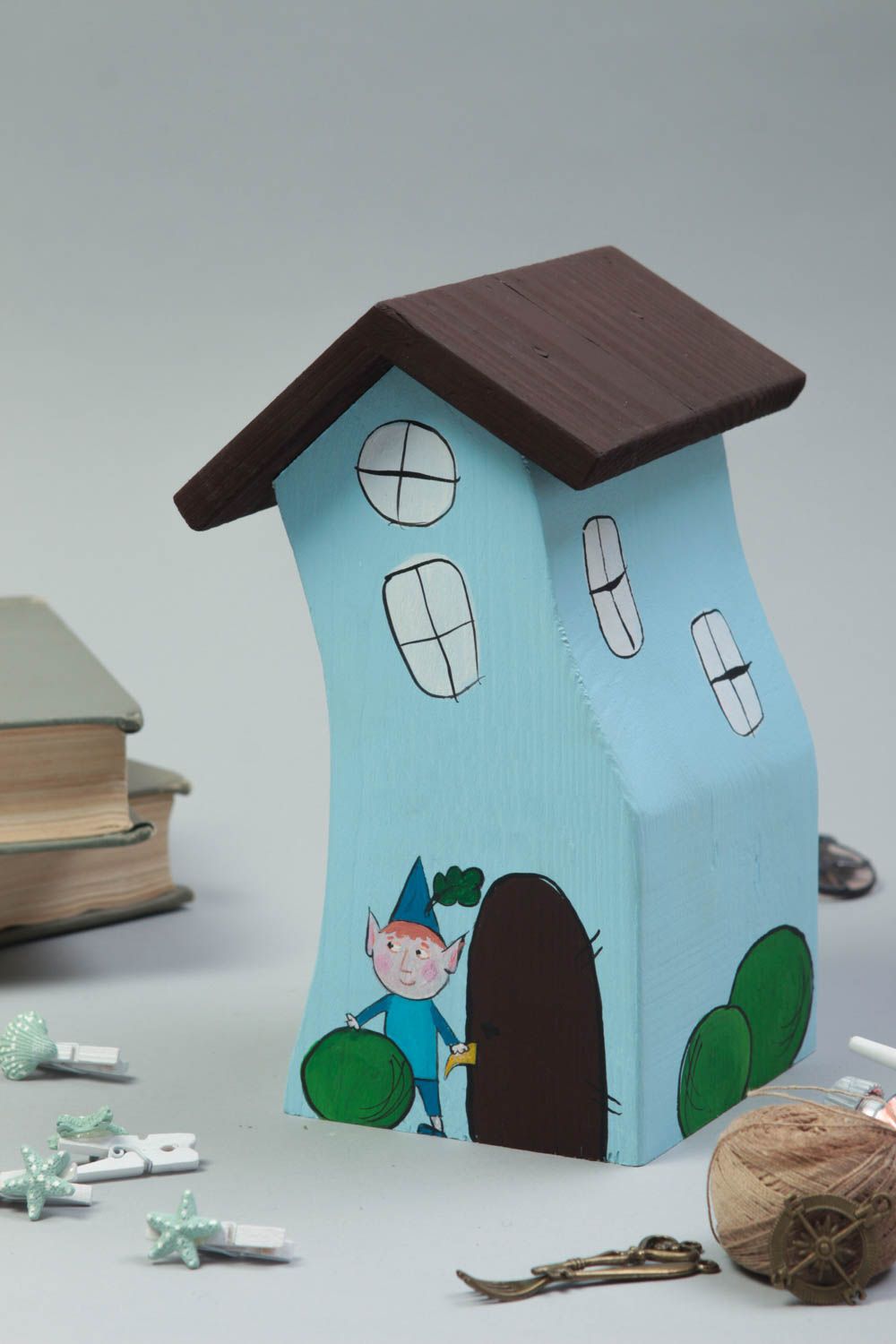 Maisonnette en bois fait main Petite statuette peinte bleu clair Déco intérieur photo 1