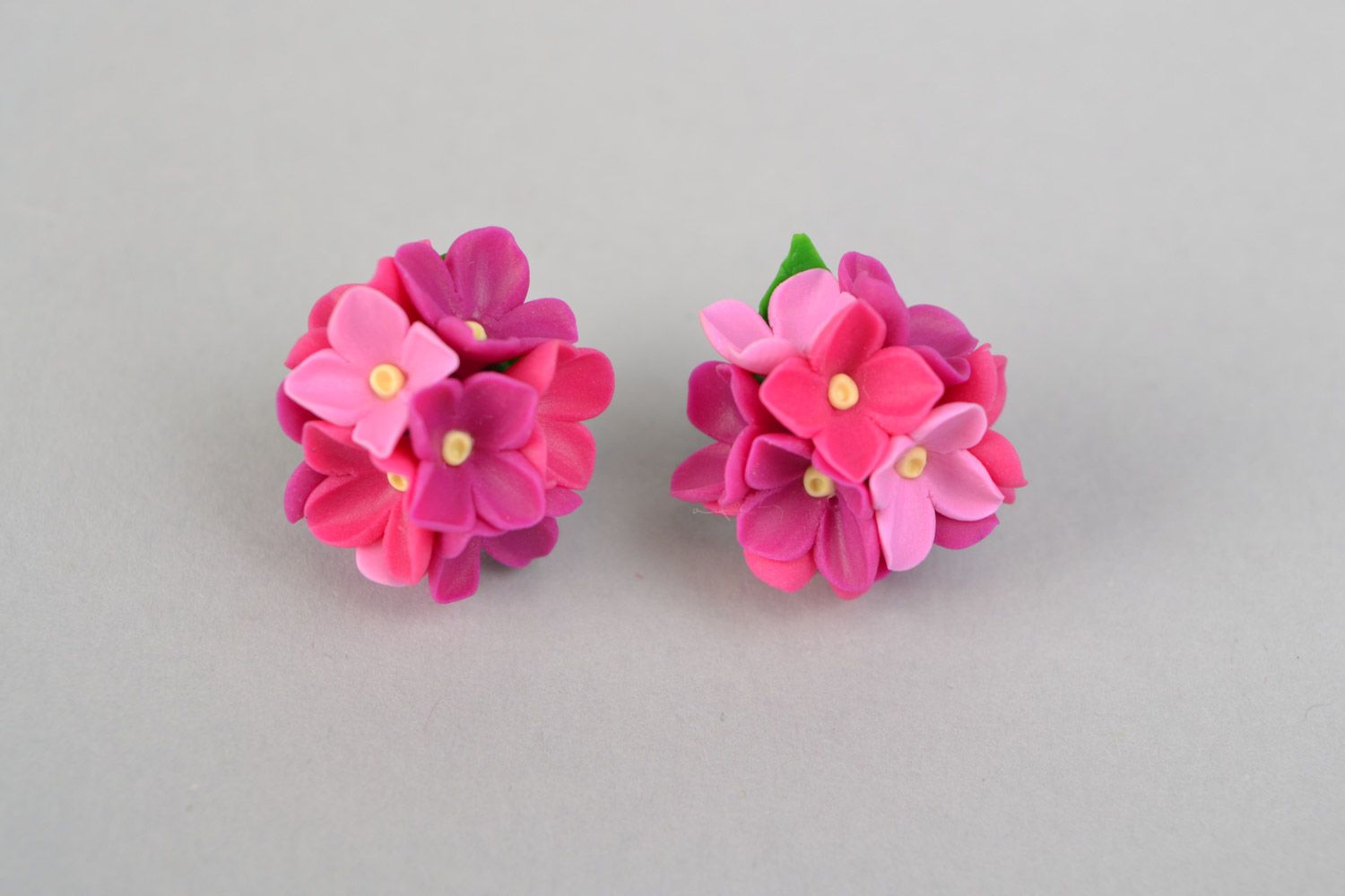 Schöne Blumen Ohrstecker aus Polymerton in Form von lila Sträußen Handarbeit foto 3