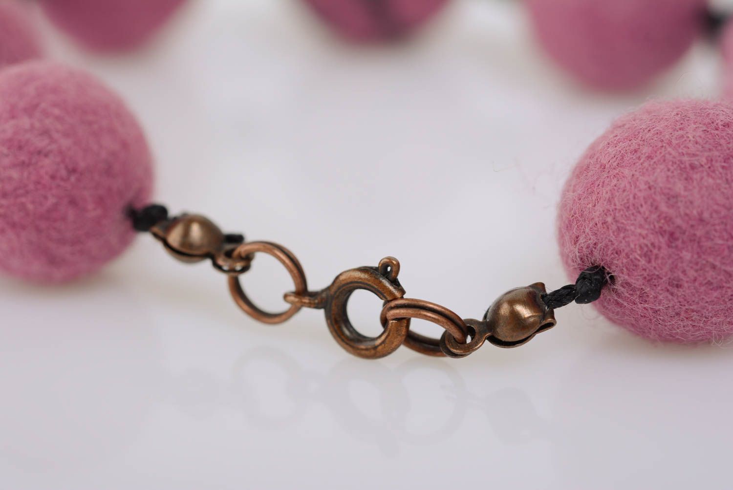 Bracelet en laine feutrée fait main rose design original cadeau pour femme photo 5