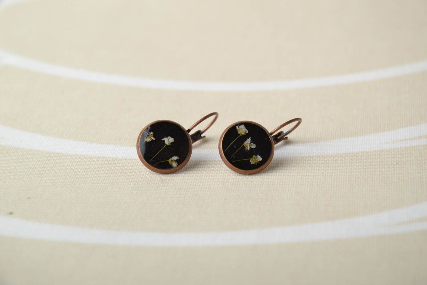 Round black earrings with natural flowers photo 1