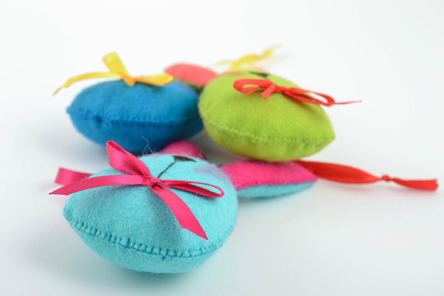 Декоративные игрушки зайцы из фетра с петельками мягкие ручной работы 3 шт фото 3