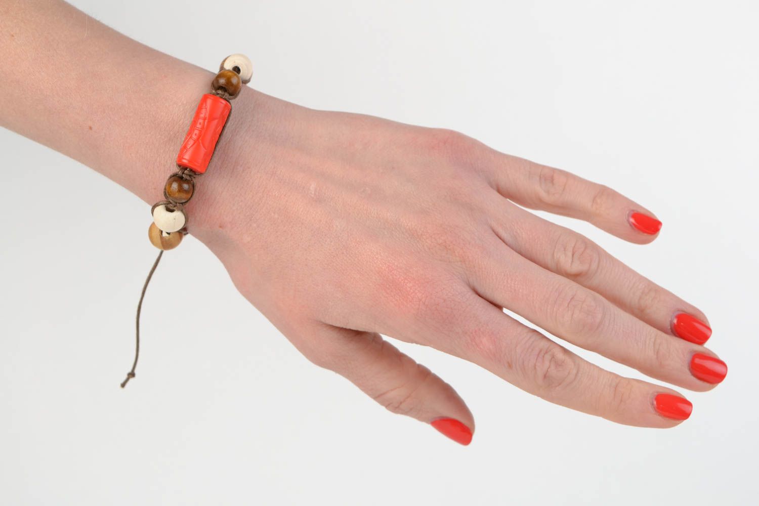 Bracelet en perles de bois et lacet de coton fait main marron-rouge original photo 3