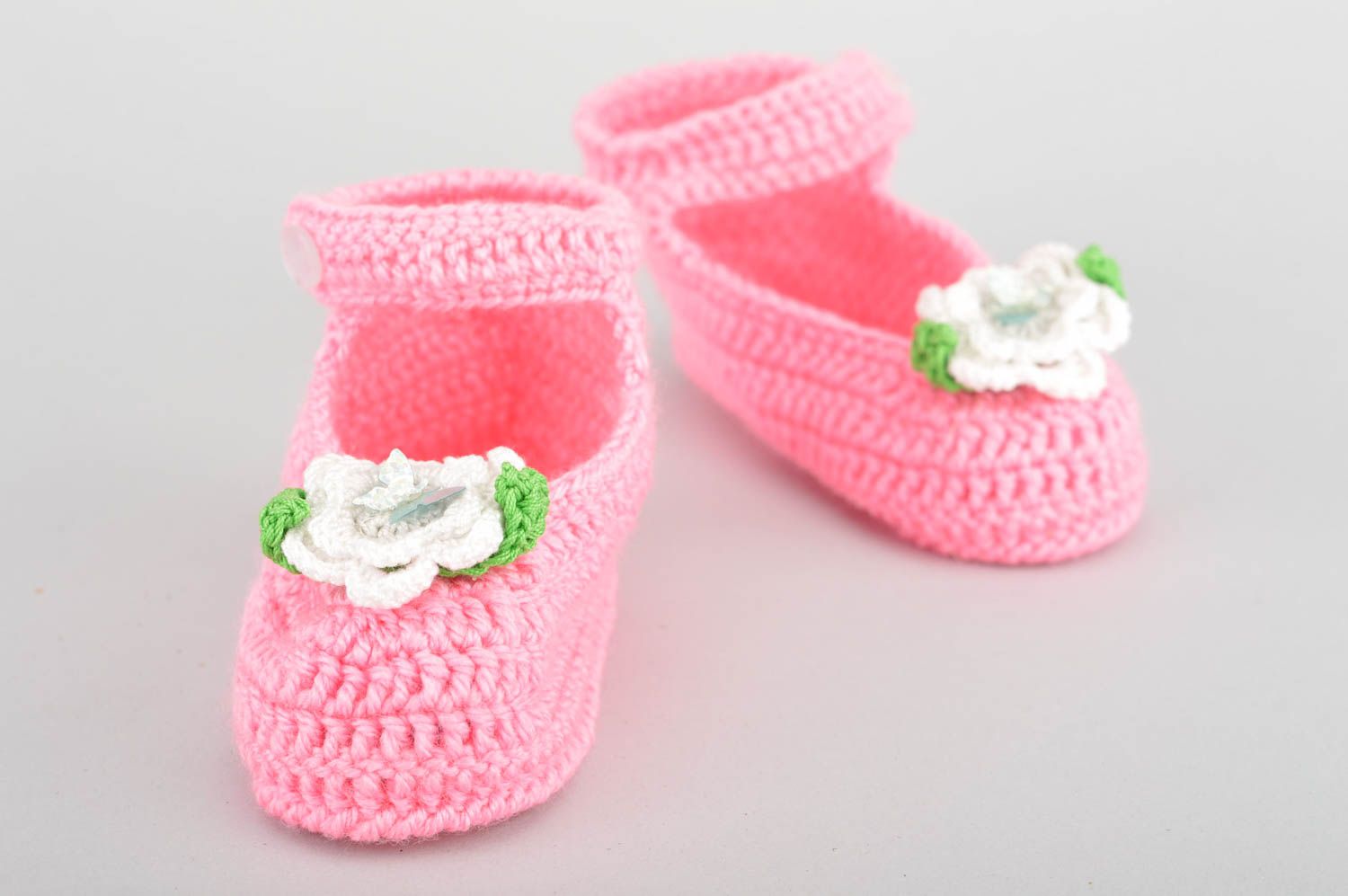 Crocheted designer handmade pink baby bootees made of cotton for girls photo 2