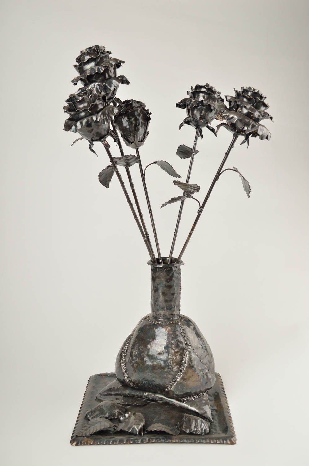 Statuette décorative en métal Figurine fait main Vase avec roses Déco maison photo 5