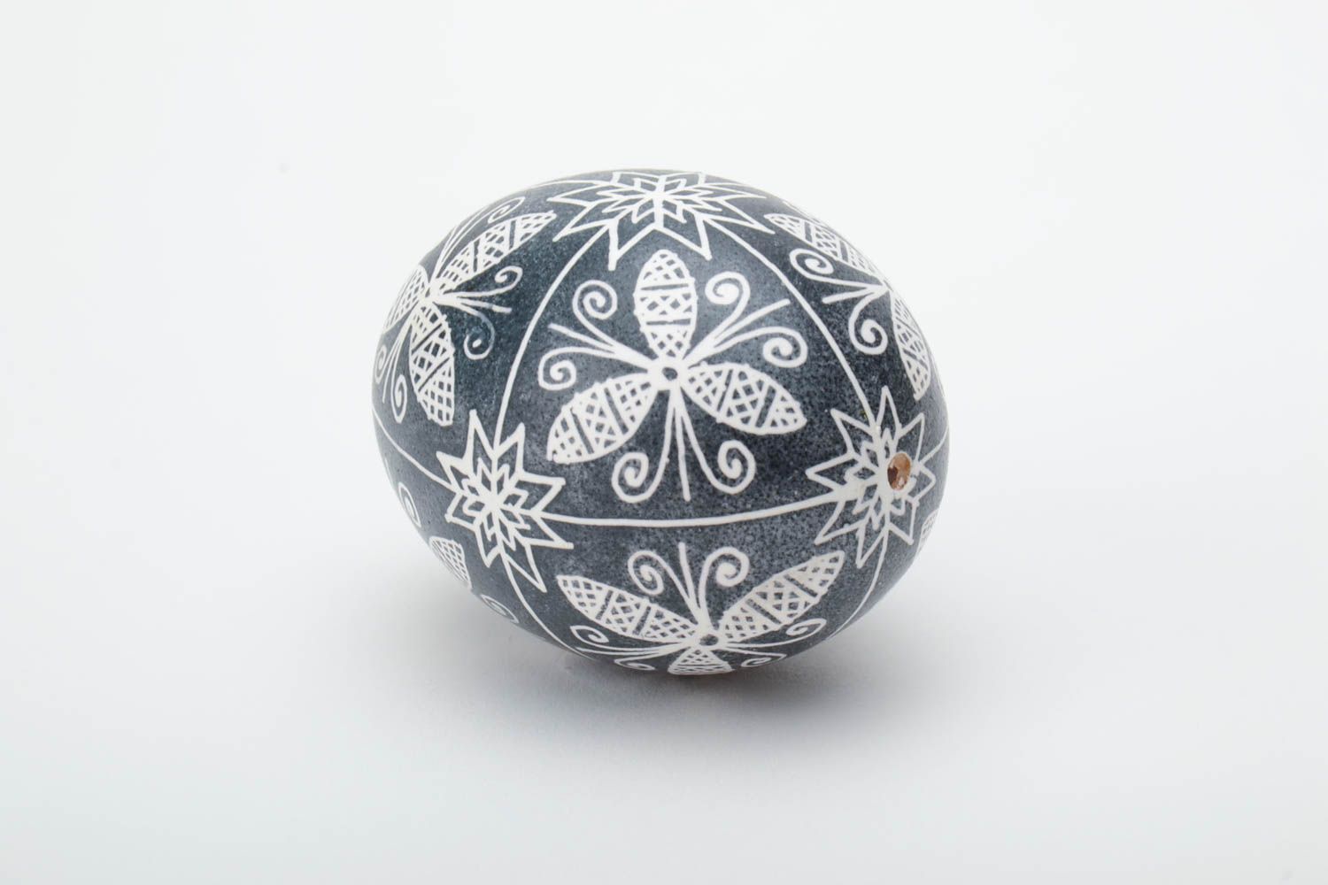 Huevo de Pascua pintado en la técnica de encerado artesanal amuleto para casa foto 4