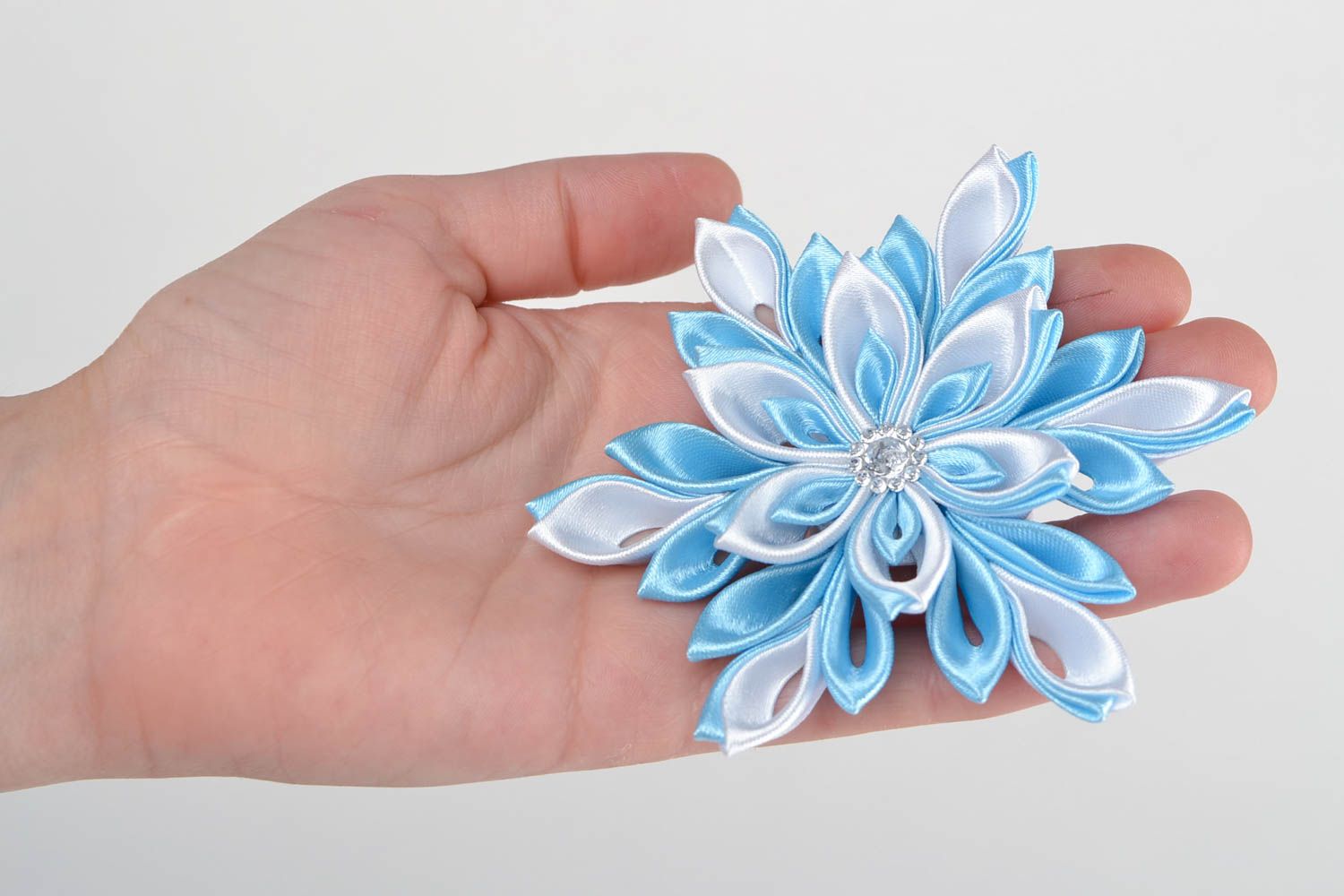 Coletero de pelo con flor en técnica kanzashi para niña de color azul artesanal foto 2