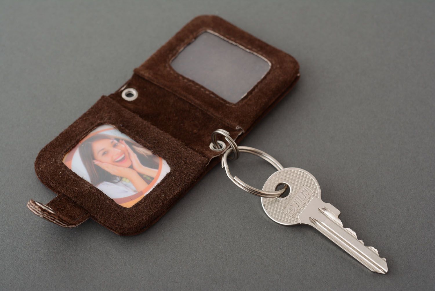 Leather key holder with place for photo photo 1