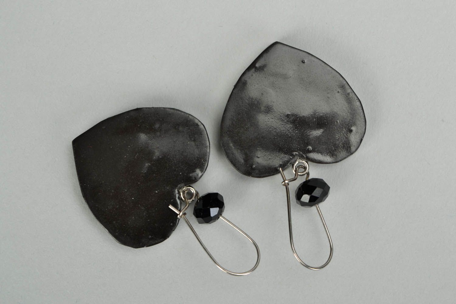 Schwarz-weiße Ohrringe aus Polymerton Gegenschein foto 3