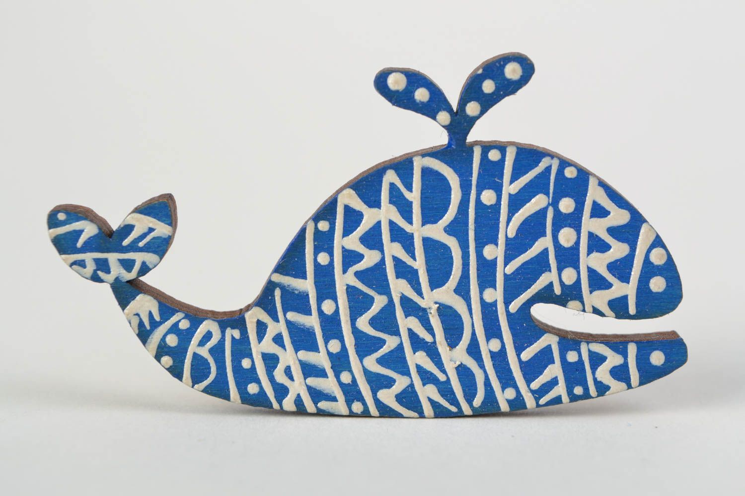 Blaue kleine nette handgemachte Brosche aus Holz mit Bemalung Wal im nautischen Stil foto 1