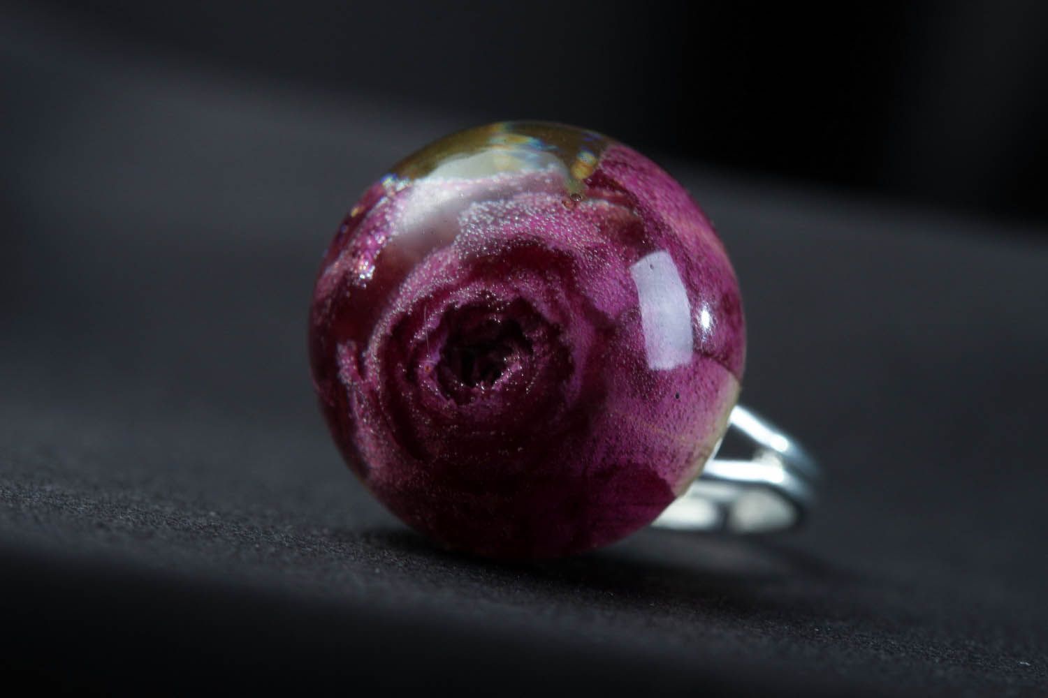 Кольцо с эпоксидной смолой и розой фото 3