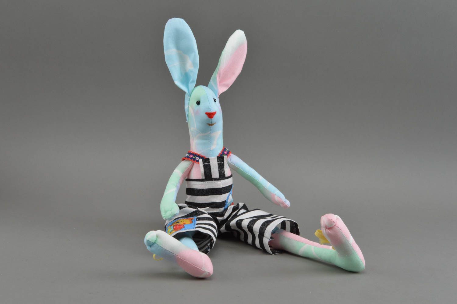 Голубой игрушечный заяц игрушка ручной работы для детей из ситцевой ткани фото 2