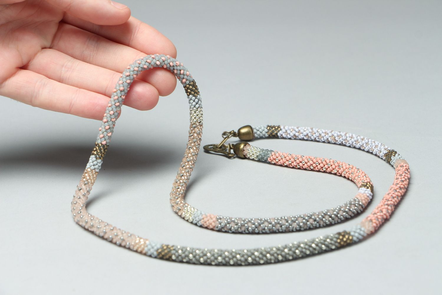 Collana tubolare fatta a mano girocollo di perline accessorio originale da donna foto 4