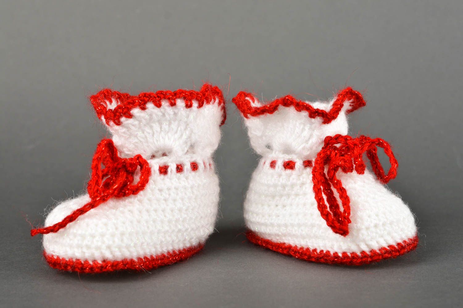 Chaussons blancs faits main Chaussures bébé tricotés mignons Vêtement bébé photo 2