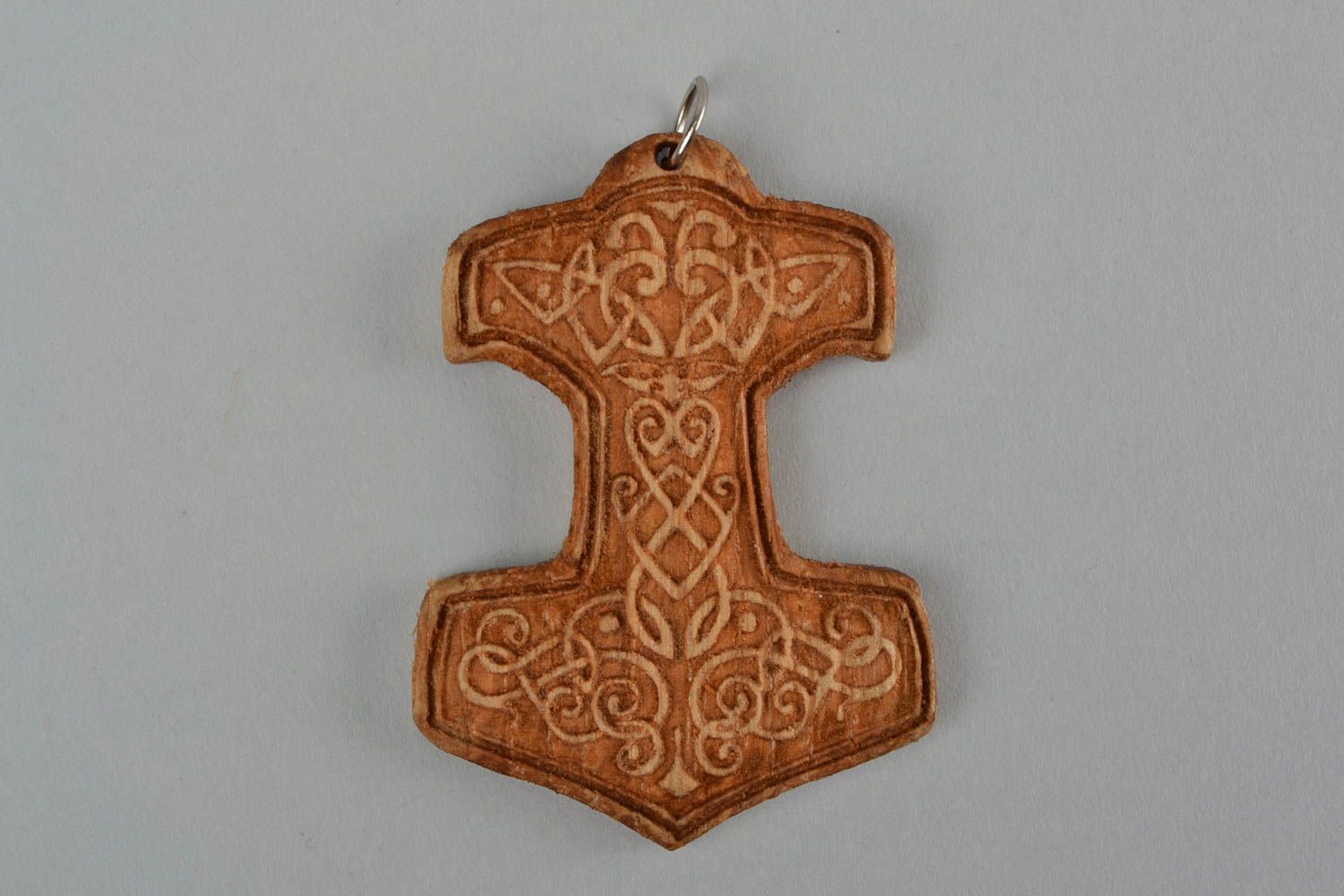 Skandinawischer künstlerischer Amulett Anhänger aus Holz Hammer mit Ornament foto 5