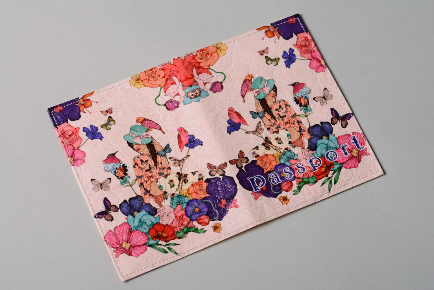 Funda para pasaporte hecha a mano de polipiel con estampado Flores y mariposas   foto 2