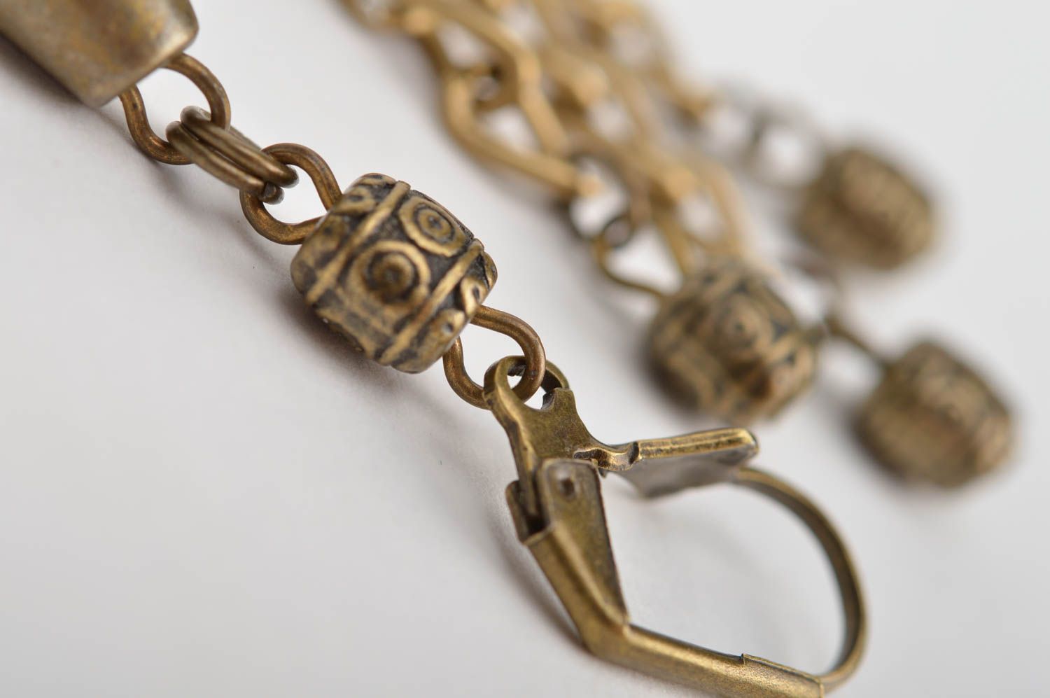 Boucles d'oreilles pendantes ethniques métalliques faites main avec chaînes photo 4