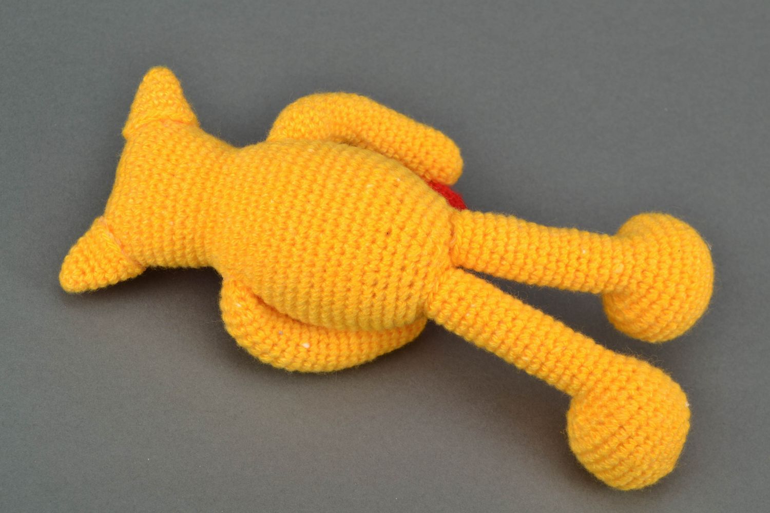 Peluche tricotée faite main en forme de chat tenant le coeur photo 4