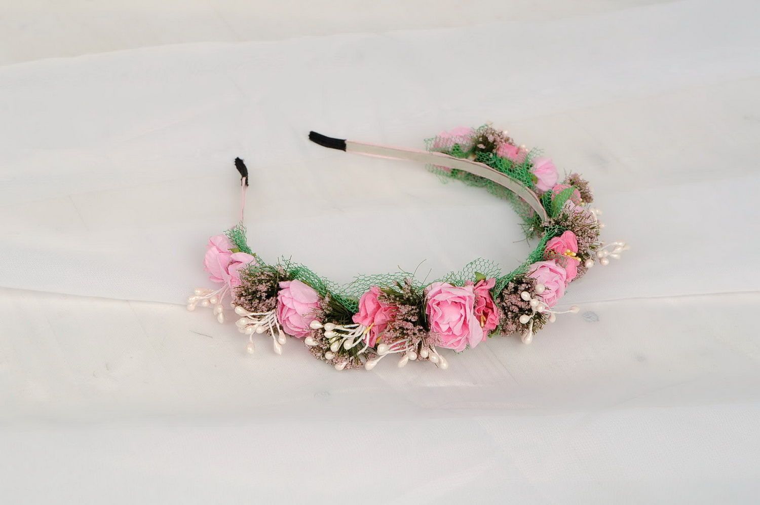 Headband with artificial flowers photo 2